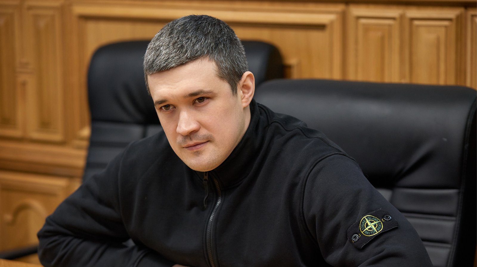 Зображення представляє Міністра оборони України Михайла Федорова, відповідального за впровадження нового механізму звільнення військовослужбовців.