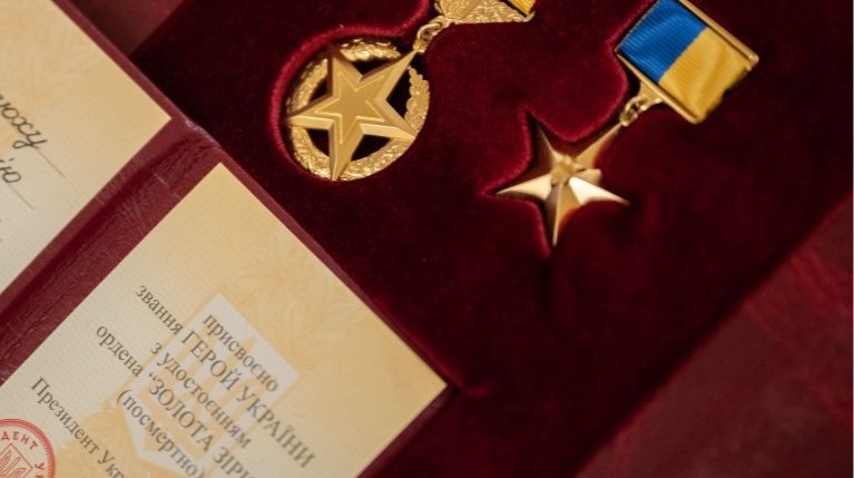 Президент України Володимир Зеленський під час офіційної церемонії нагородження.