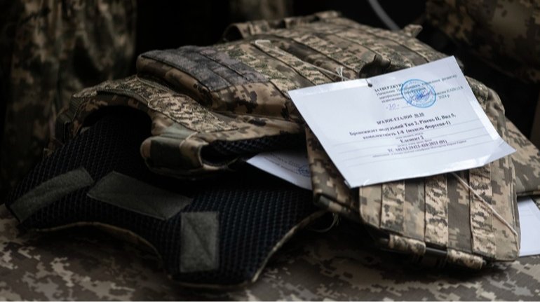 Документи суду або юридичні символи на столі, що символізують судовий процес та рішення