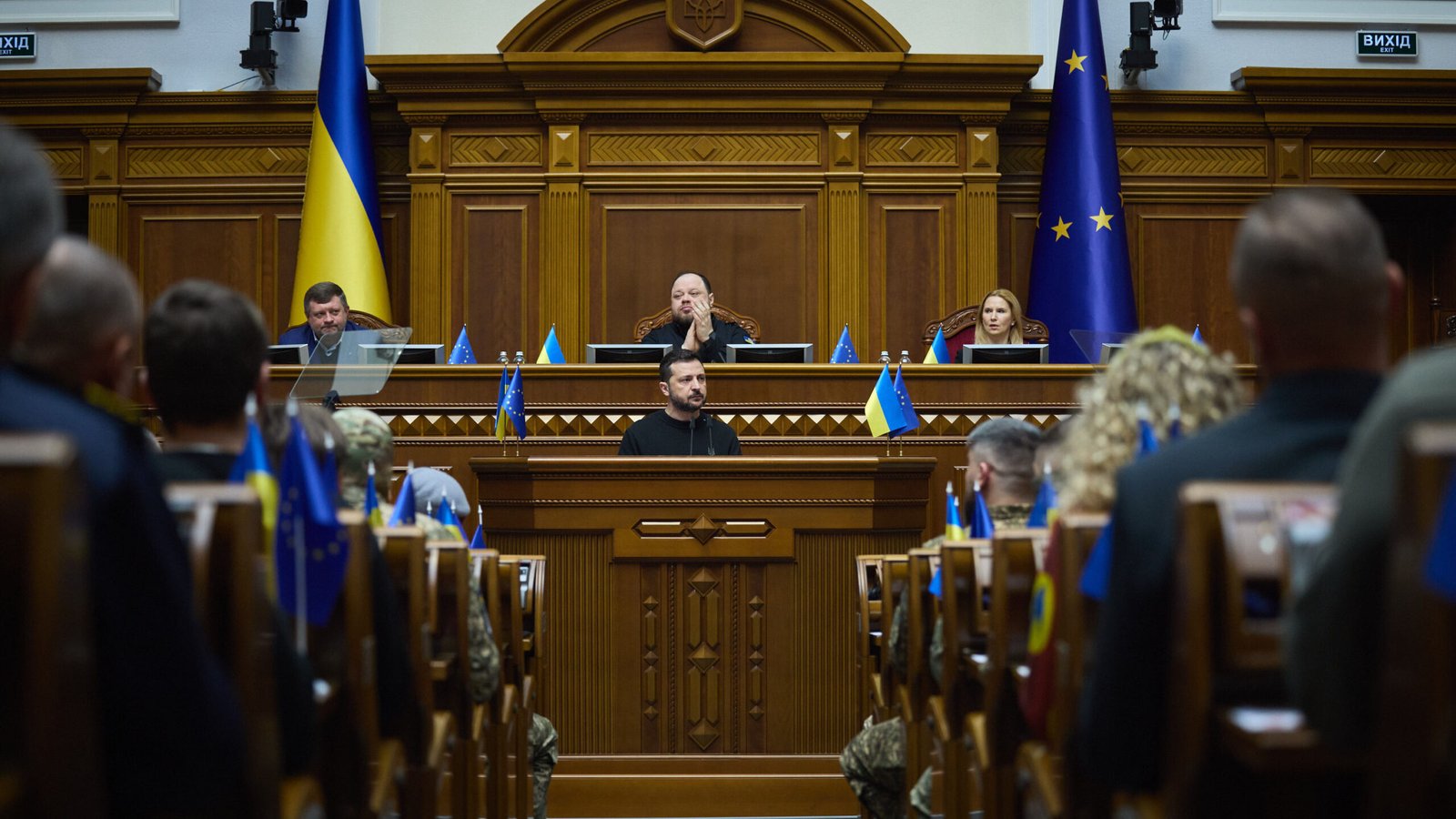 Графік, що відображає відсоток українців, які підтримують втручання президента у владу, та їхню довіру до нього.