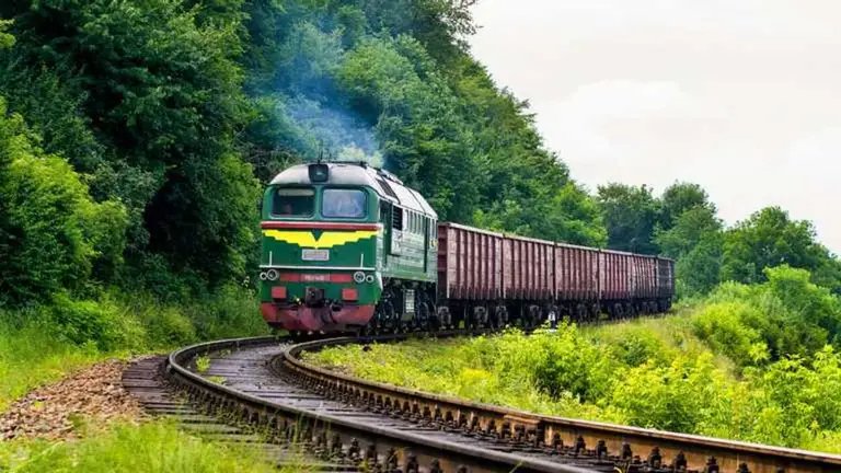 Міністерство розвитку громад та територій оприлюднило проєкт наказу про підвищення тарифів на вантажні залізничні перевезення Укрзалізниці.