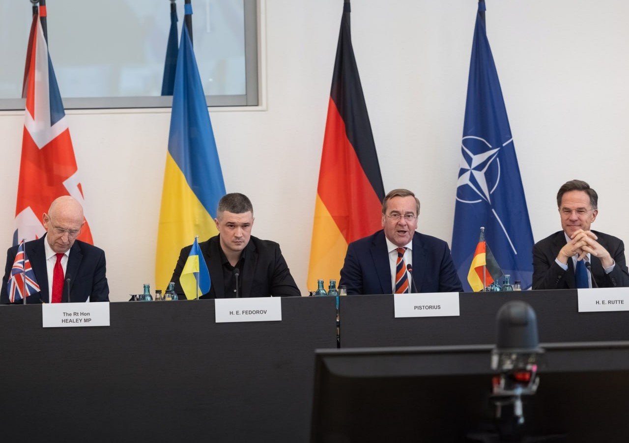 Представники Контактної групи з питань оборони України під час обговорення військової підтримки