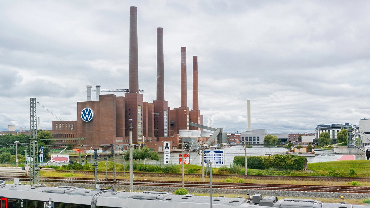 Керівники Volkswagen обговорюють стратегічні зміни та кризу компанії.