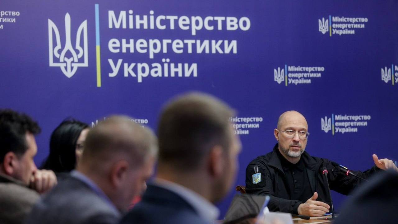 Схема електричних мереж або електростанції, що символізує розвиток генерації