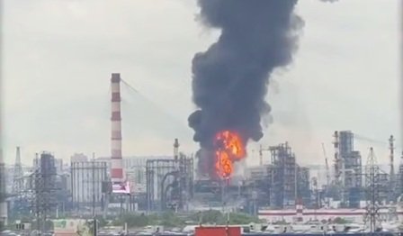 Дрон атакує Московський нафтопереробний завод