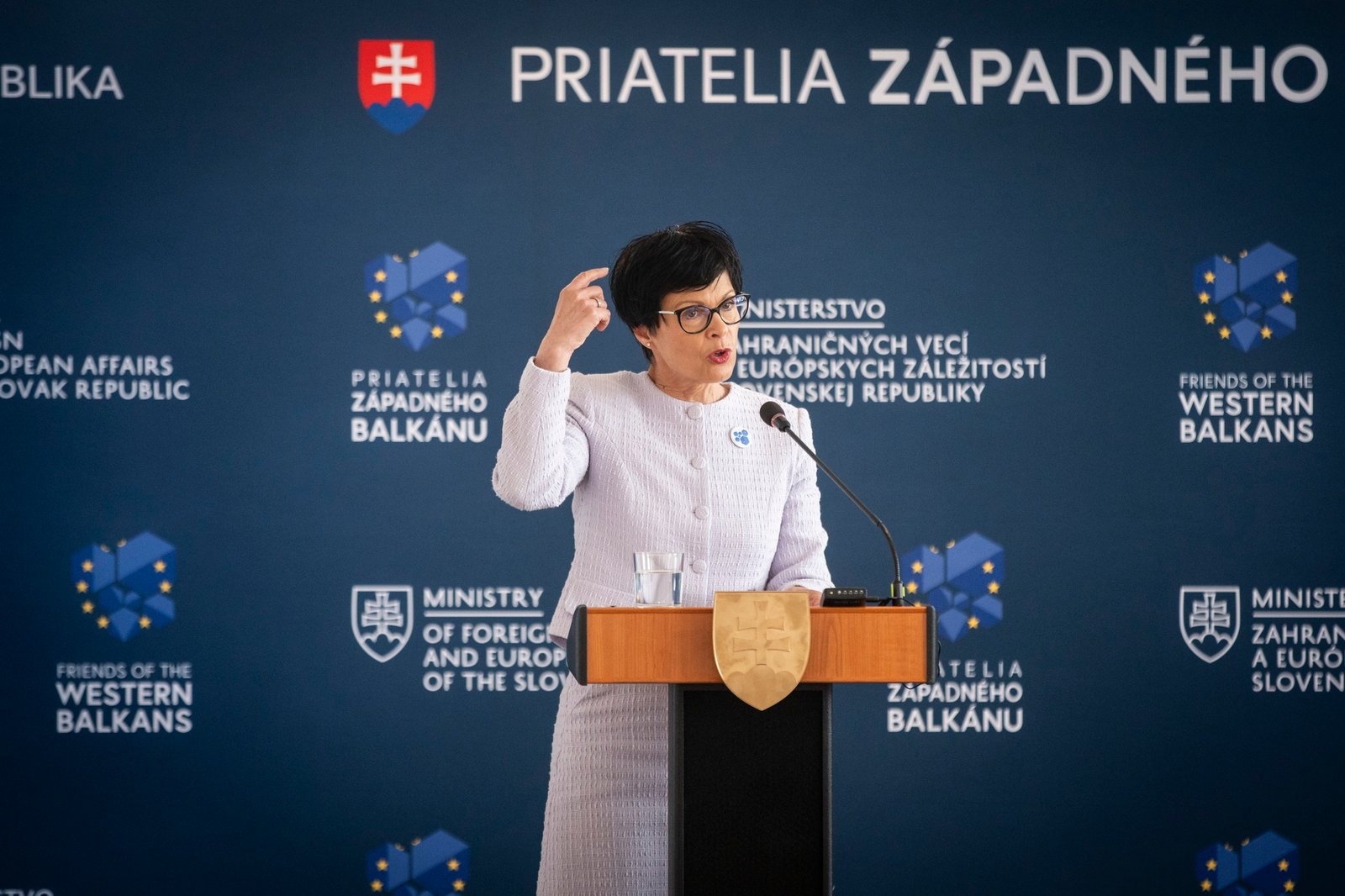 Єврокомісарка з питань розширення Марта Кос виступає на пресконференції.