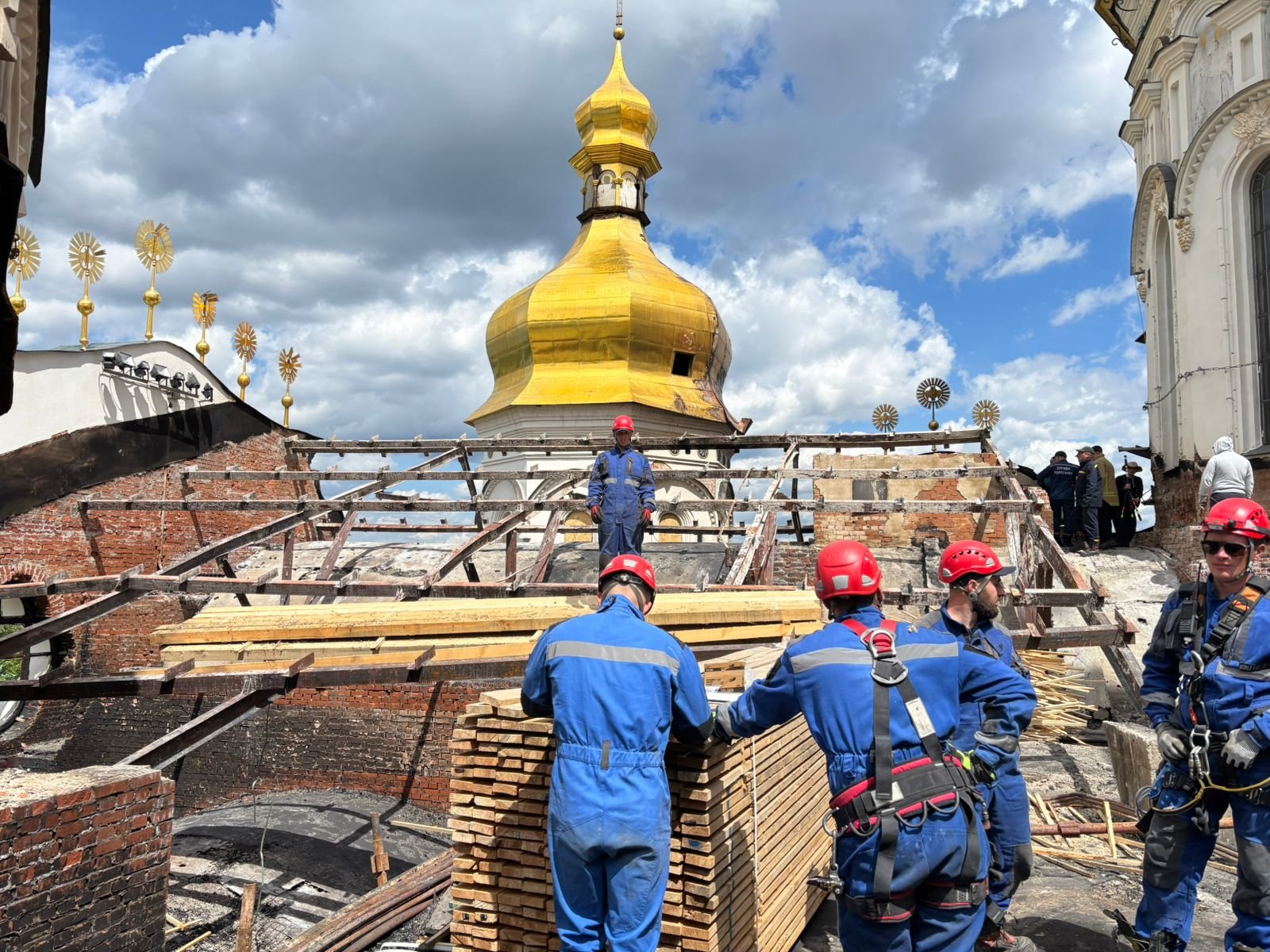 Максим Остапенко під час брифінгу, обговорюючи пошкодження Києво-Печерської лаври.