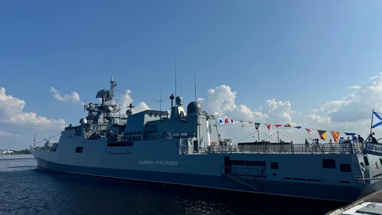 Російський фрегат та британська яхта в протоці Ла-Манш.
