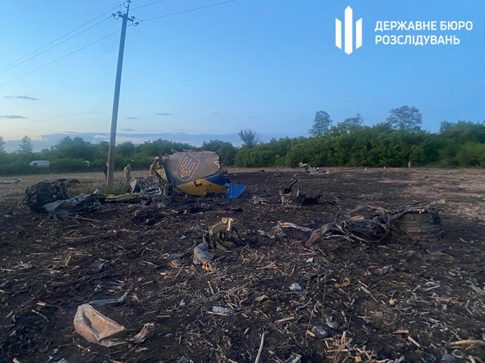 Уламки військового бомбардувальника Су-24М на місці падіння в Хмельницькій області