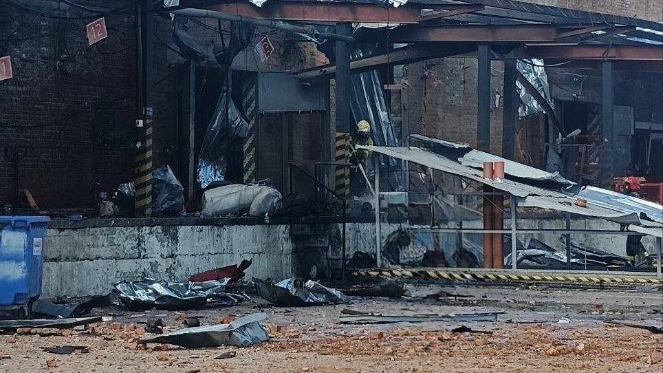 Пошкоджений сортувальний термінал Нової пошти в Сумах після удару безпілотного літального апарату.