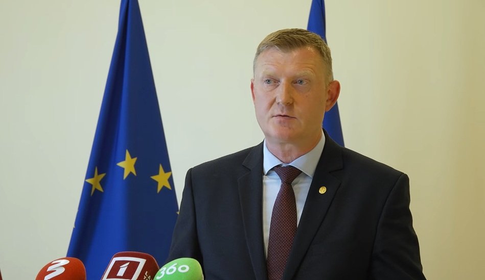 Міністр оборони Латвії Райвіс Мелніс оголошує про посилення протиповітряної оборони країни.