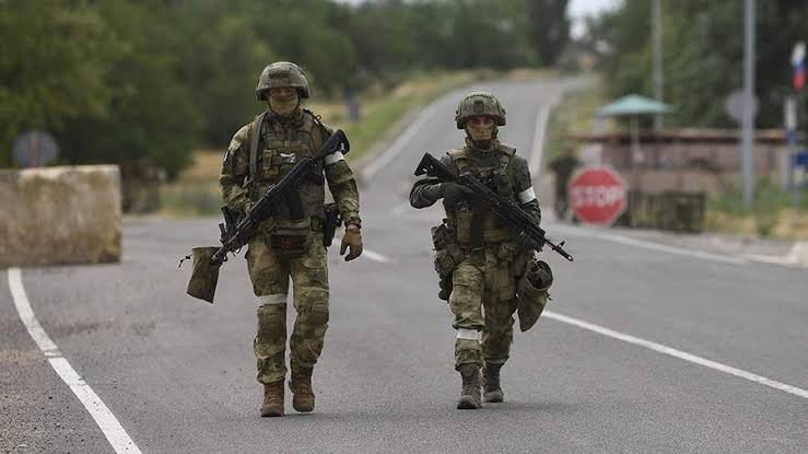 Сімейна пара у Перу обговорює ситуацію із завербованими родичами в російській армії