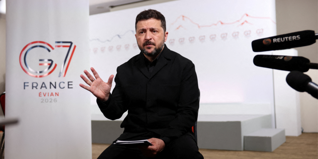Президент України виступає на міжнародному саміті, на задньому плані монітор з логотипом заходу.
