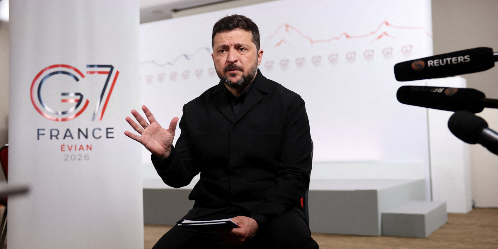 Президент України виступає на міжнародному саміті, на задньому плані монітор з логотипом заходу.