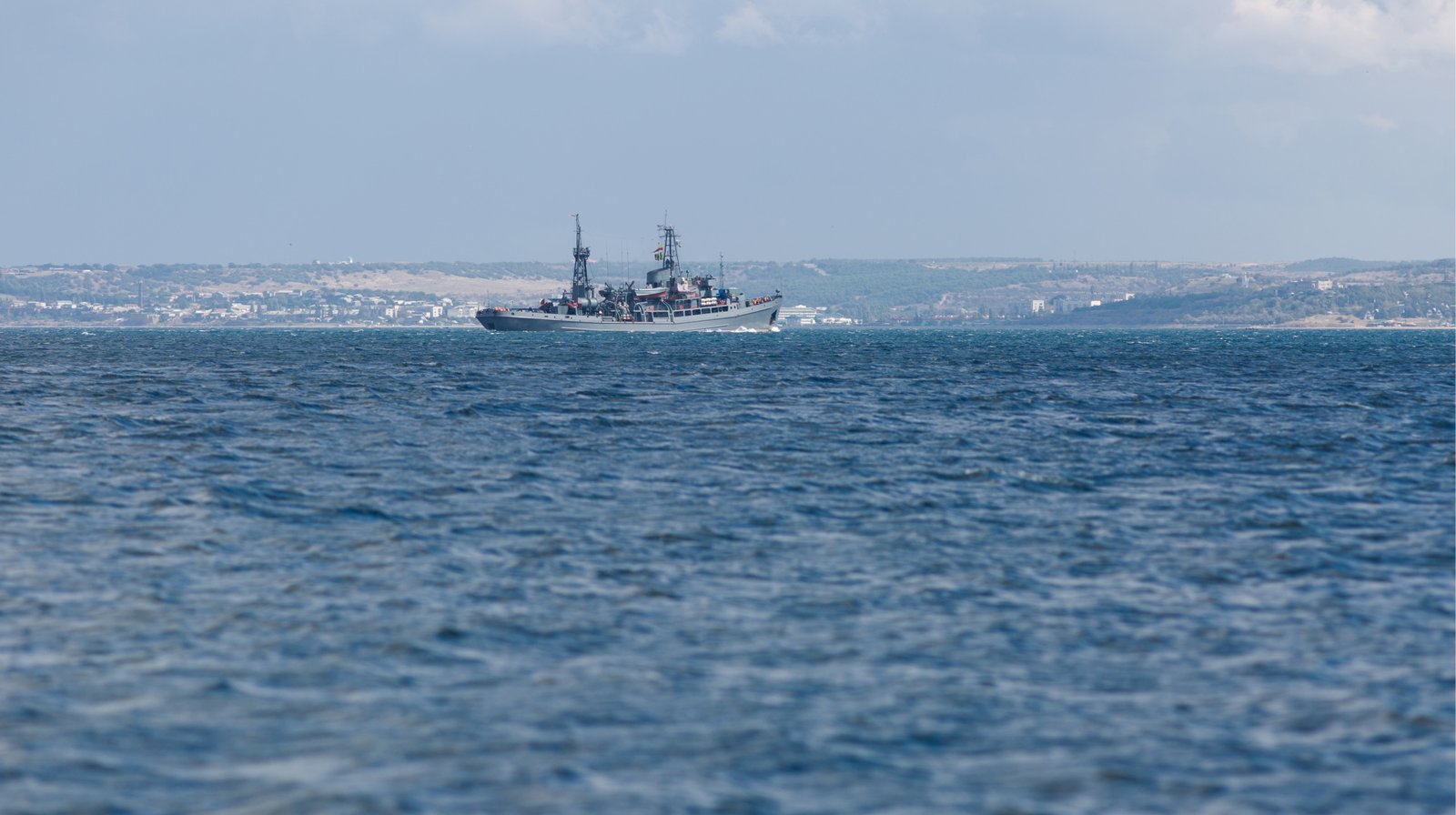 Російський військовий фрегат 'Адмірал Григорович' у морі