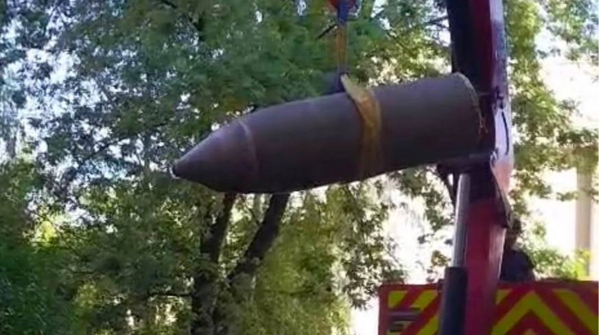Вилучення бойової частини ракети в Дарницькому районі Києва після падіння.