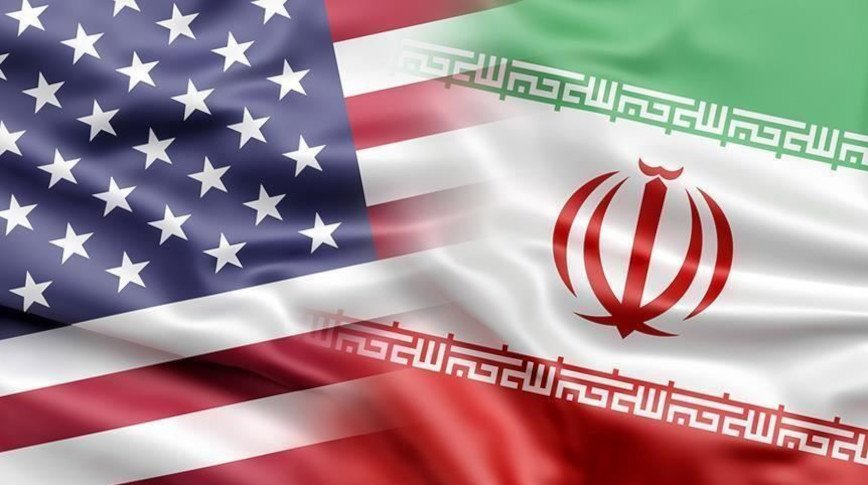 Президент США Дональд Трамп підписує меморандум.