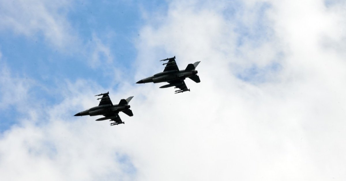 Винищувачі F-16 у повітряному просторі, ілюструючи оборонне співробітництво.