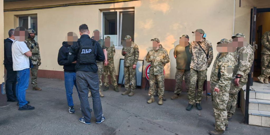 Співробітники Державного бюро розслідувань під час обшуку, вилучення предметів.