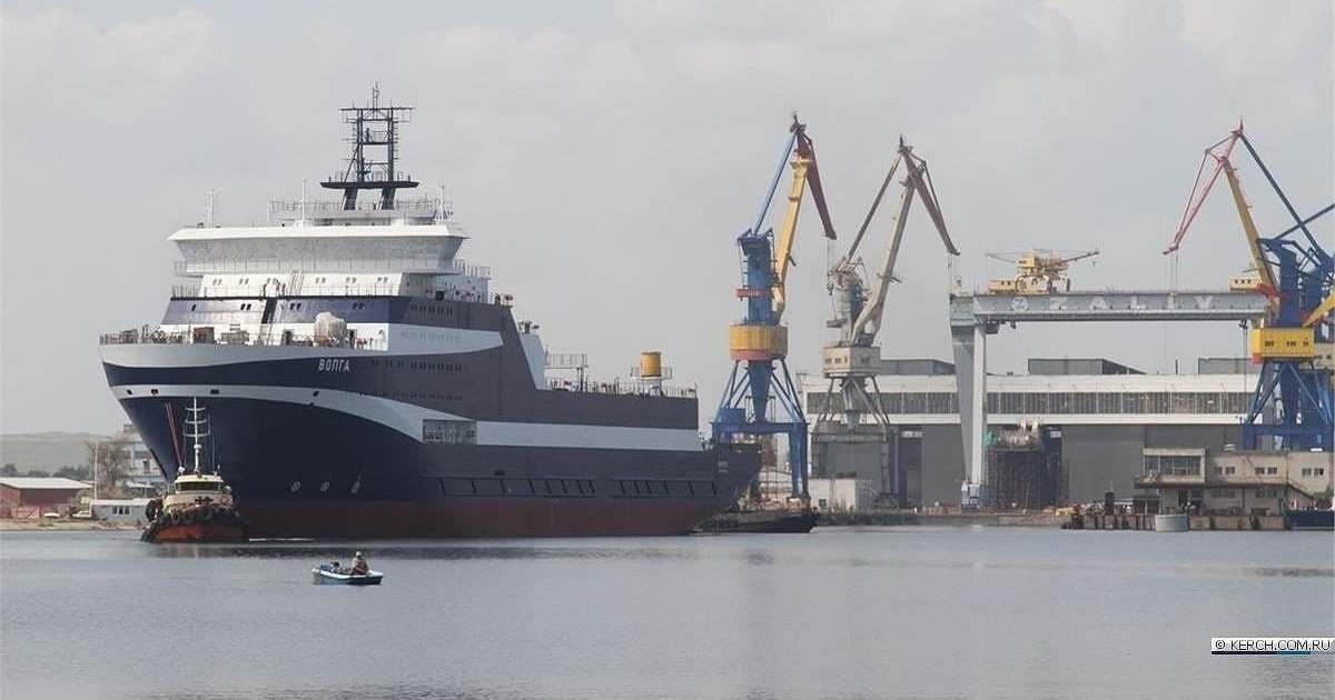 Російські кабельні судна проєкту 15310 «Волга» і «Вятка», а також пором «Петропавлівськ» та елементи ЗРК С-400