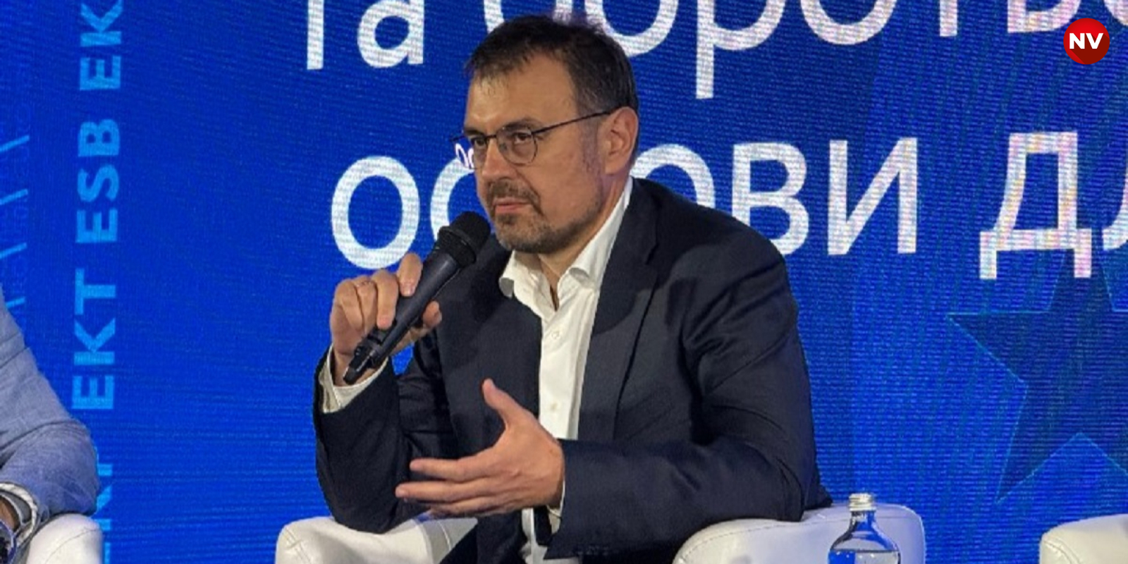 Данило Гетманцев виступає з доповіддю щодо детінізації економіки.