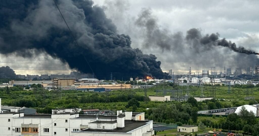 Пожежа на Московському нафтопереробному заводі після атаки 18 червня.