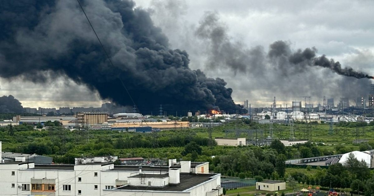 Пожежа на Московському нафтопереробному заводі після атаки 18 червня.