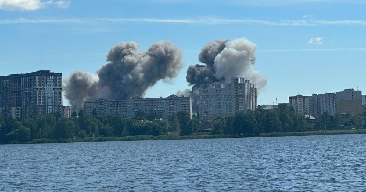 Зображення уражених військових та логістичних об'єктів на території Російської Федерації та тимчасово окупованих територіях.