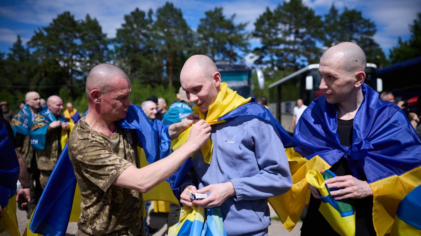 Фотографія українських військовослужбовців, що повертаються з полону в рамках обміну