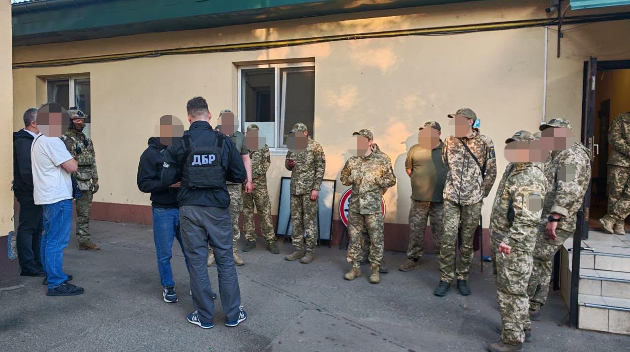Працівники Державного бюро розслідувань під час слідчих дій.