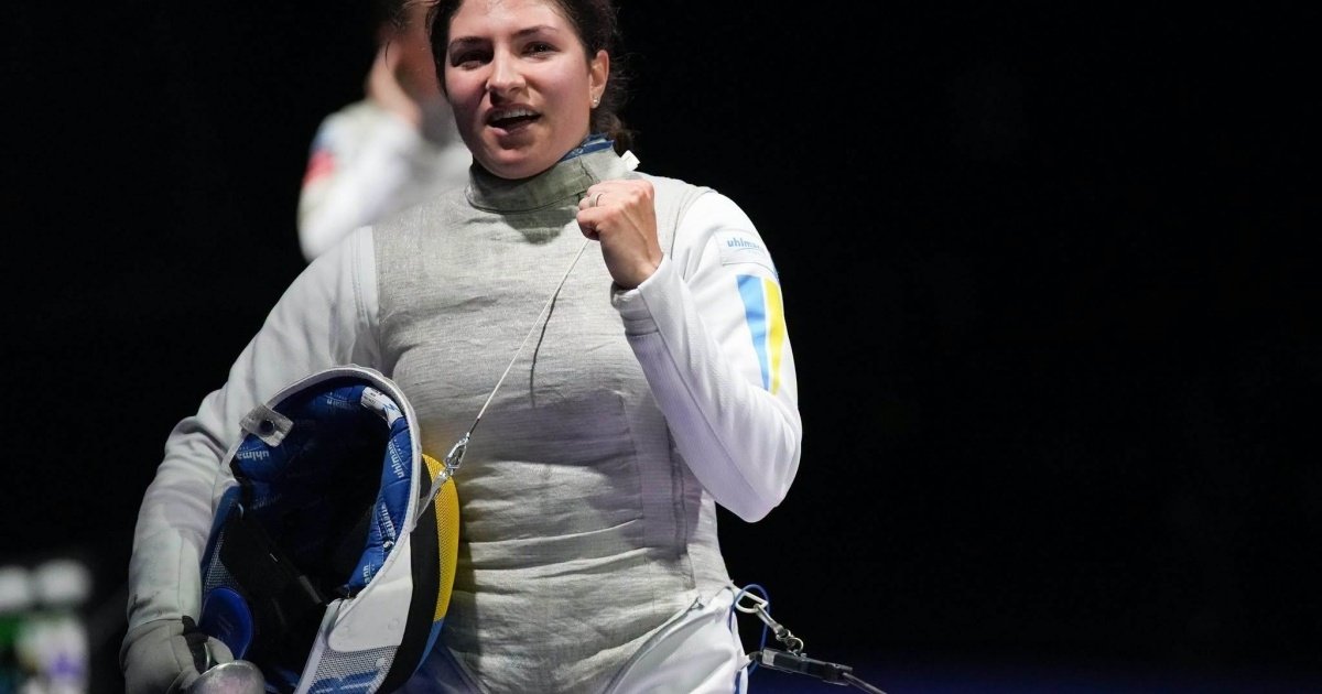 Зображення Ольги Сопіт під час змагань з фехтування на рапірах.