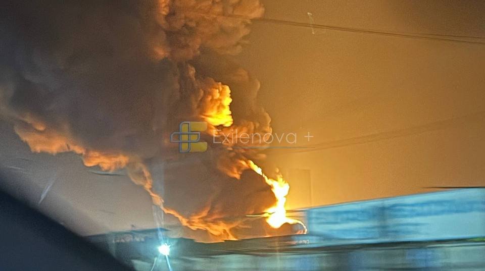 Пожежа на території Слов'янського нафтопереробного заводу (НПЗ) у Слов'янську-на-Кубані після зовнішньої атаки.