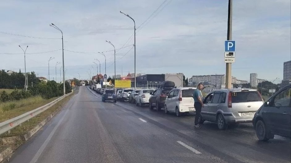 Черга на автозаправній станції у Севастополі на тлі паливного дефіциту.