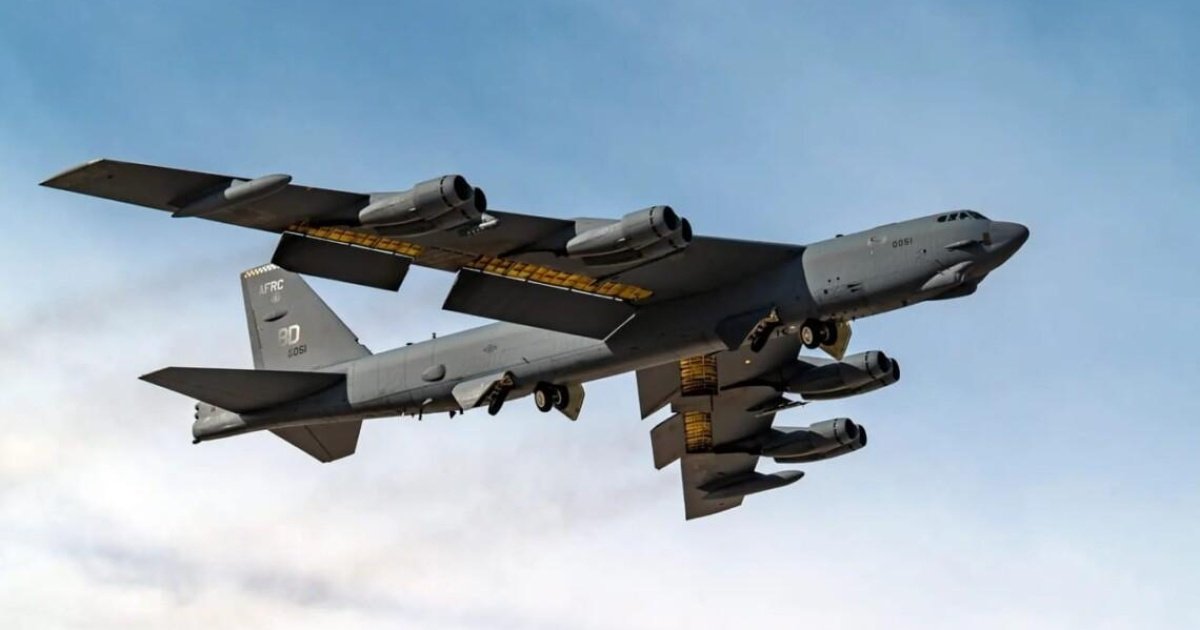 Зруйнований літак B-52 після катастрофи у Каліфорнії, де загинули вісім осіб.