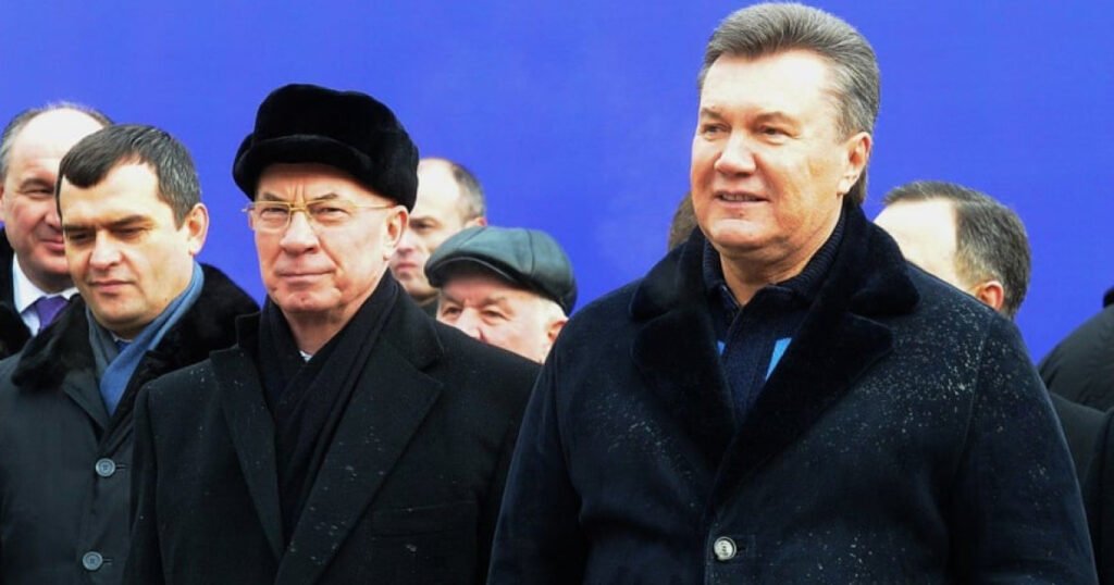 Портрет Віктора Януковича на офіційному фоні, що символізує юридичний процес.
