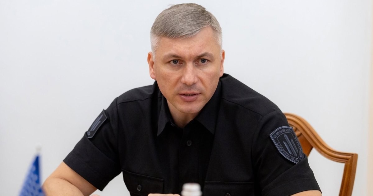 Олексій Сухачов, директор Державного бюро розслідувань, на фоні офіційної будівлі