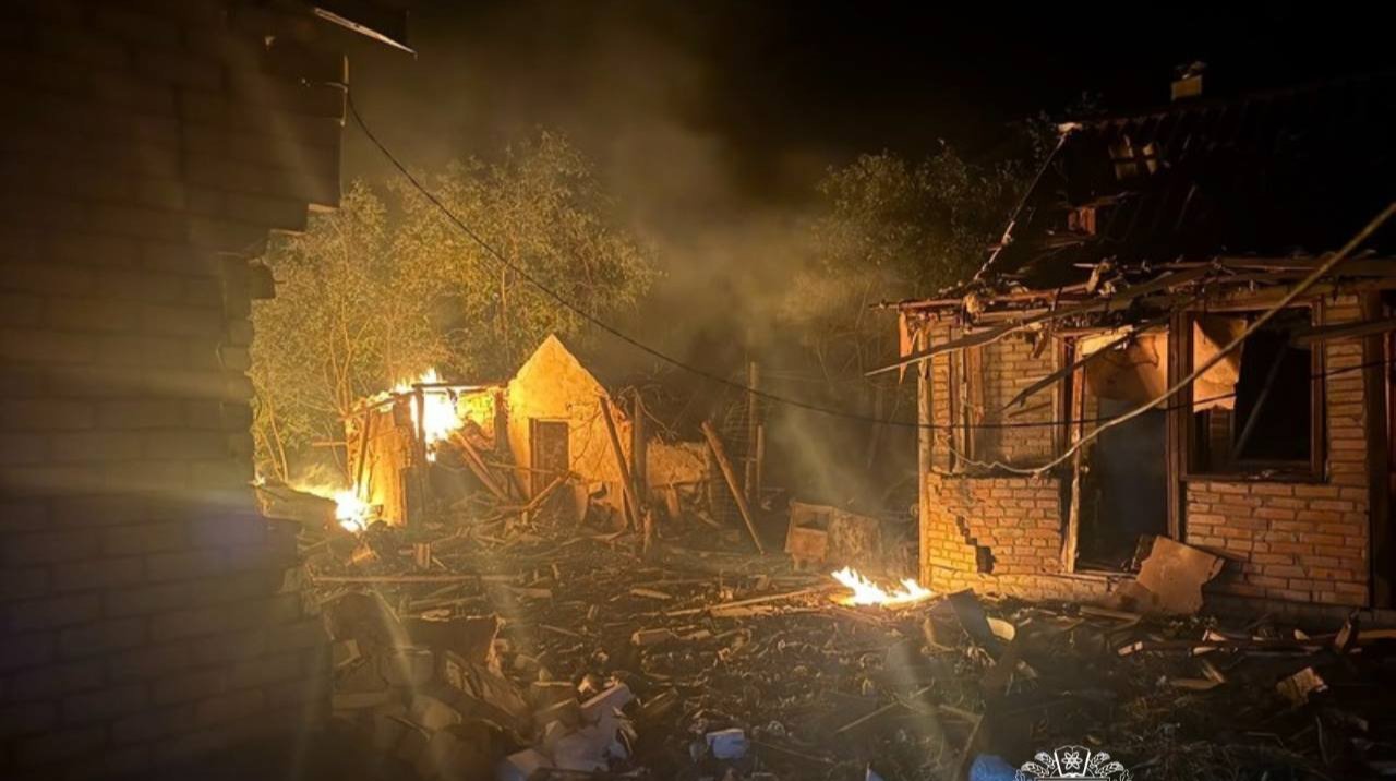 Руйнування та пожежі після нічної атаки дронів у Валках, Харківська область.