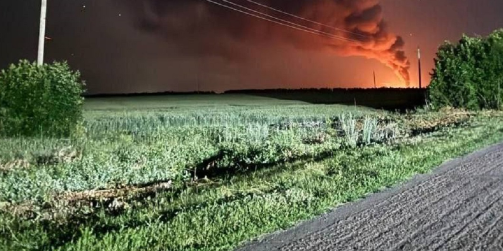 Супутниковий знімок наслідків ураження резервуарного парку паливно-мастильних матеріалів на аеродромі Борисоглєбськ.