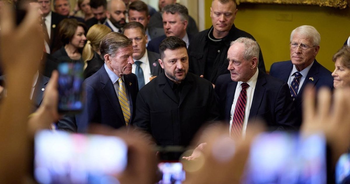 Президент Володимир Зеленський обговорює законопроєкт про санкції проти РФ