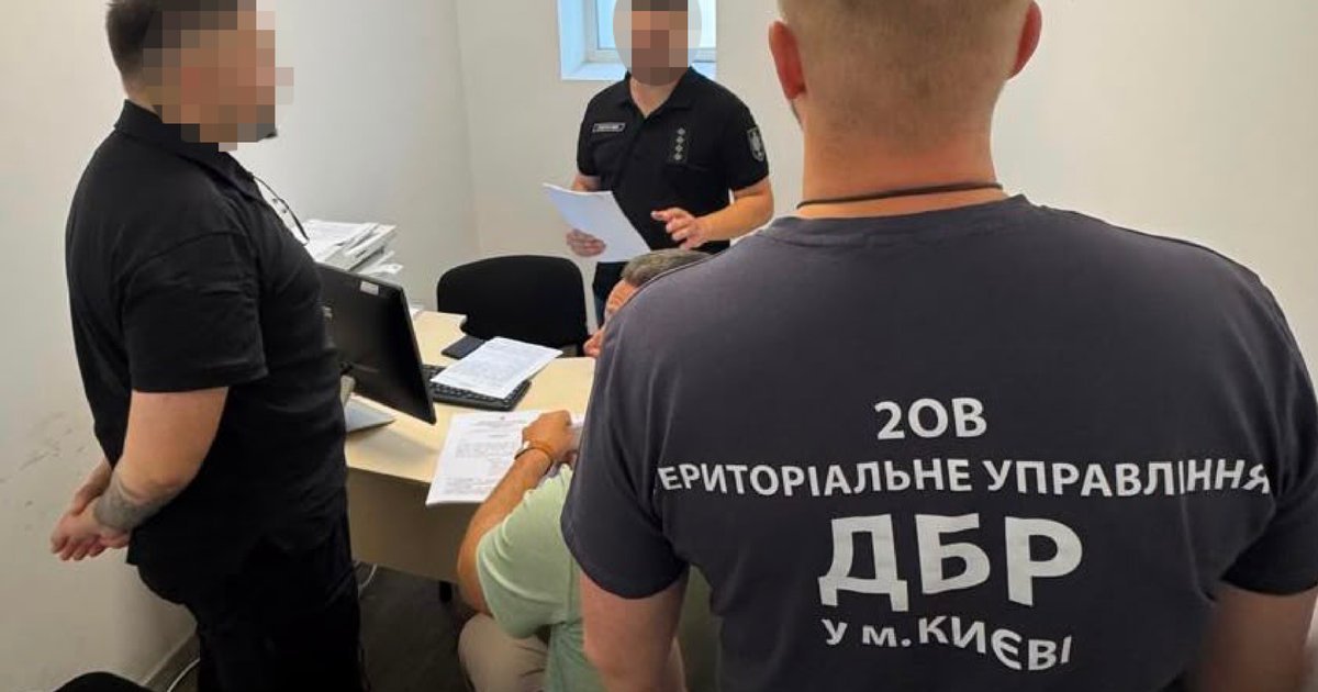 Оператор ТЦК змінює дані в реєстрі "Оберіг" на комп'ютері