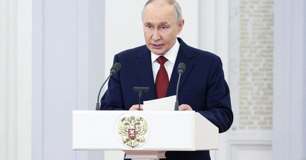 Володимир Путін на зустрічі з депутатами Держдуми, обговорюючи пріоритети бюджету РФ