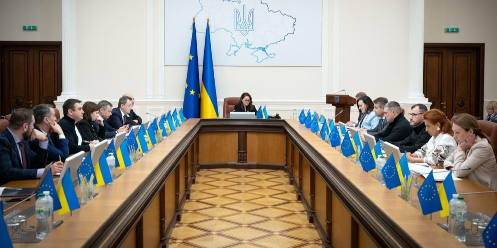 Президент України Володимир Зеленський обговорює кадрові зміни в уряді та правоохоронних органах.