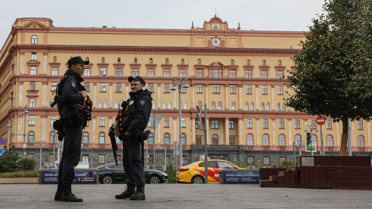 Андрій Коваленко, керівник Центру протидії дезінформації, виступає з повідомленням про російську інформаційну операцію.