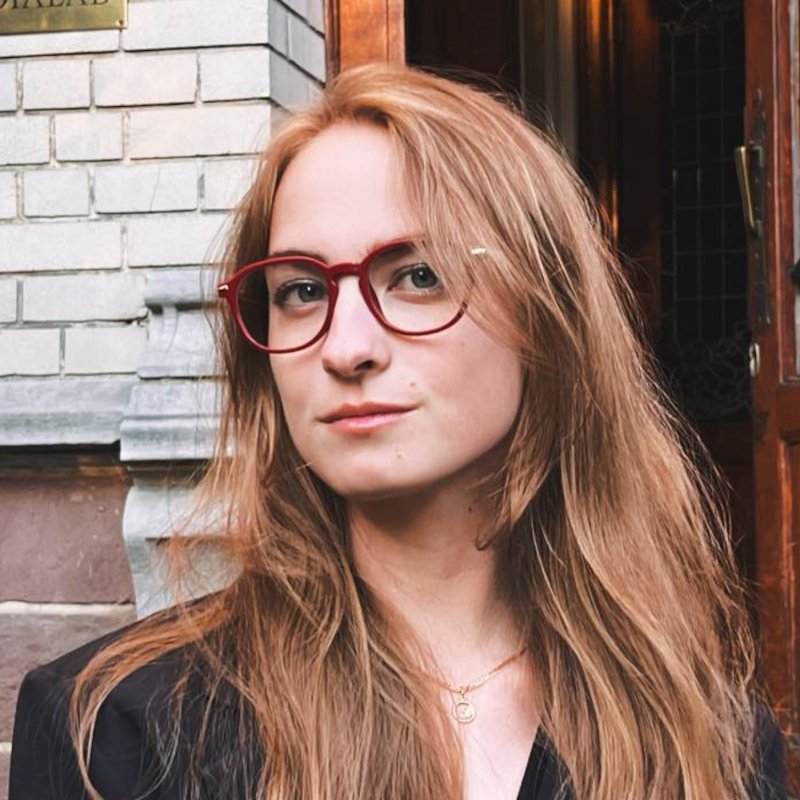 Зображення урядовців, що символізує зміну керівних позицій та функціоналу