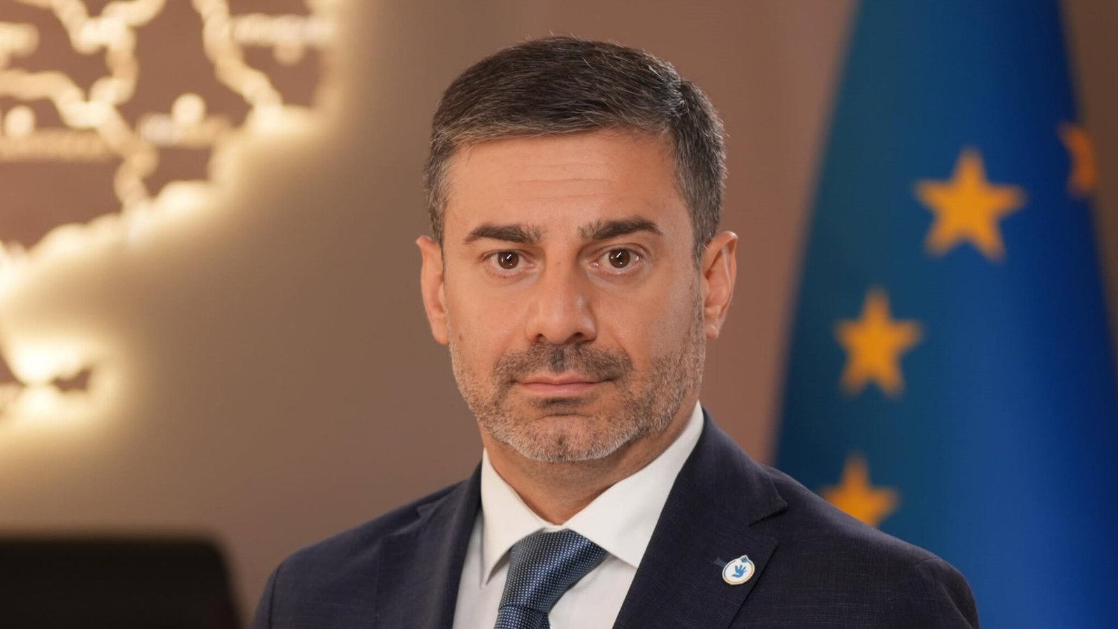 Уповноважений ВР з прав людини Дмитро Лубінець обговорює повернення поранених з Оленівки.