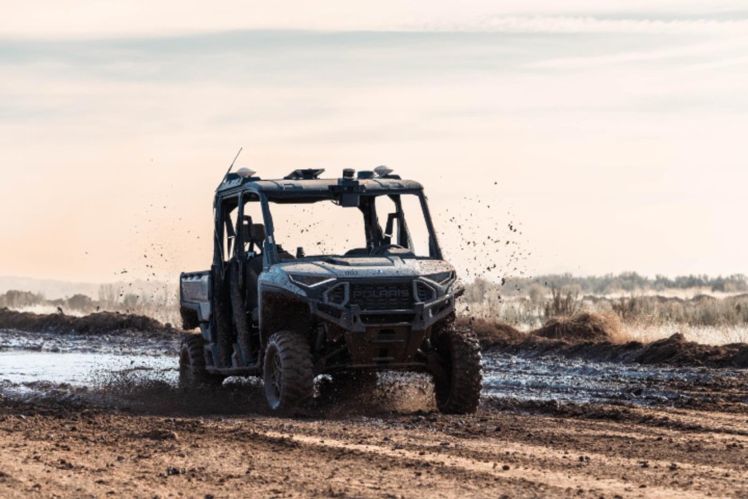 Автономна наземна машина Lancer компанії Forterra, що виконує логістичні завдання в Україні.
