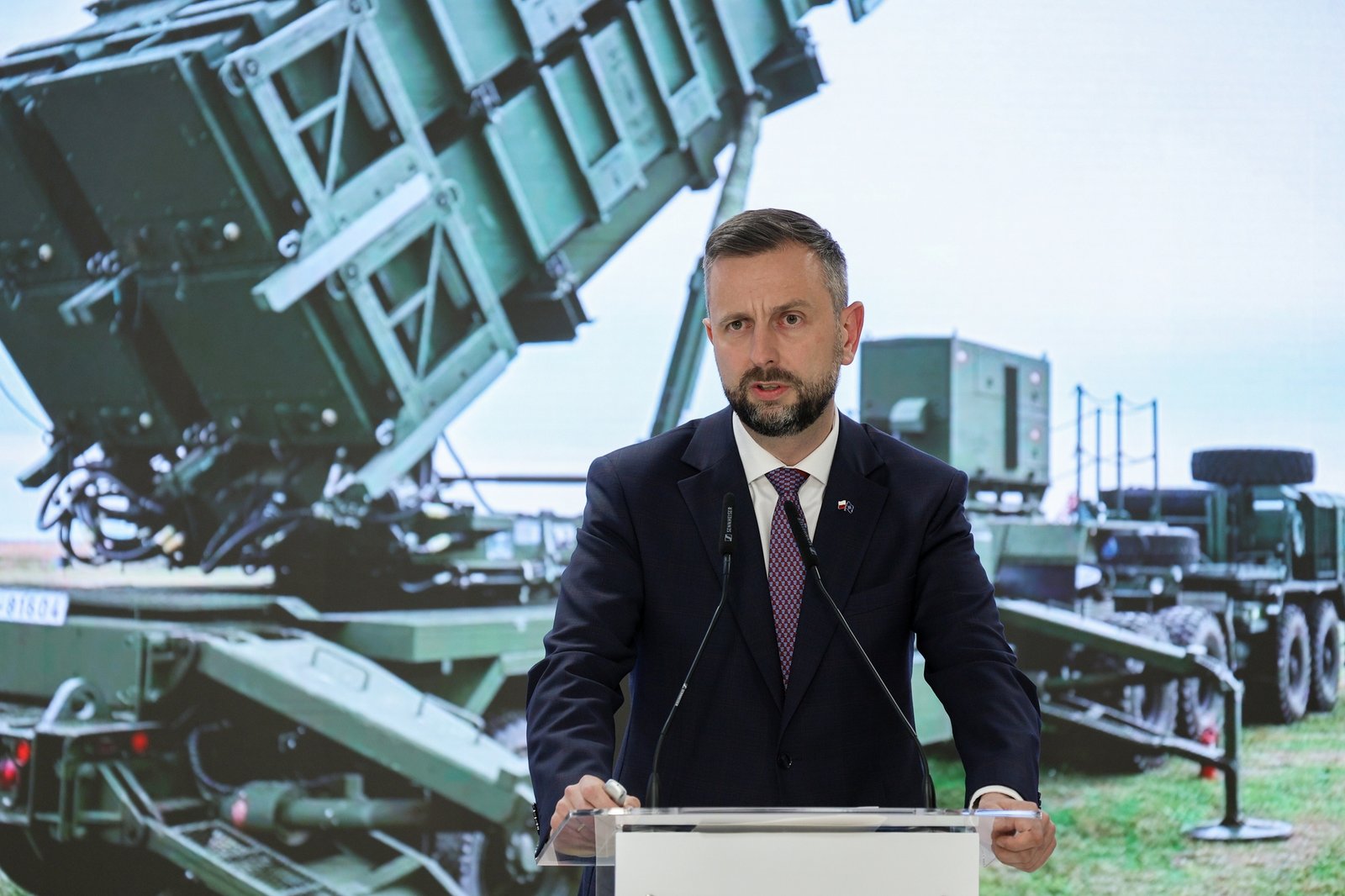 Міністр оборони Польщі Владислав Косіняк-Камиш виступає, обґрунтовуючи рішення про передачу ракет Patriot Україні на тлі політичних дискусій.