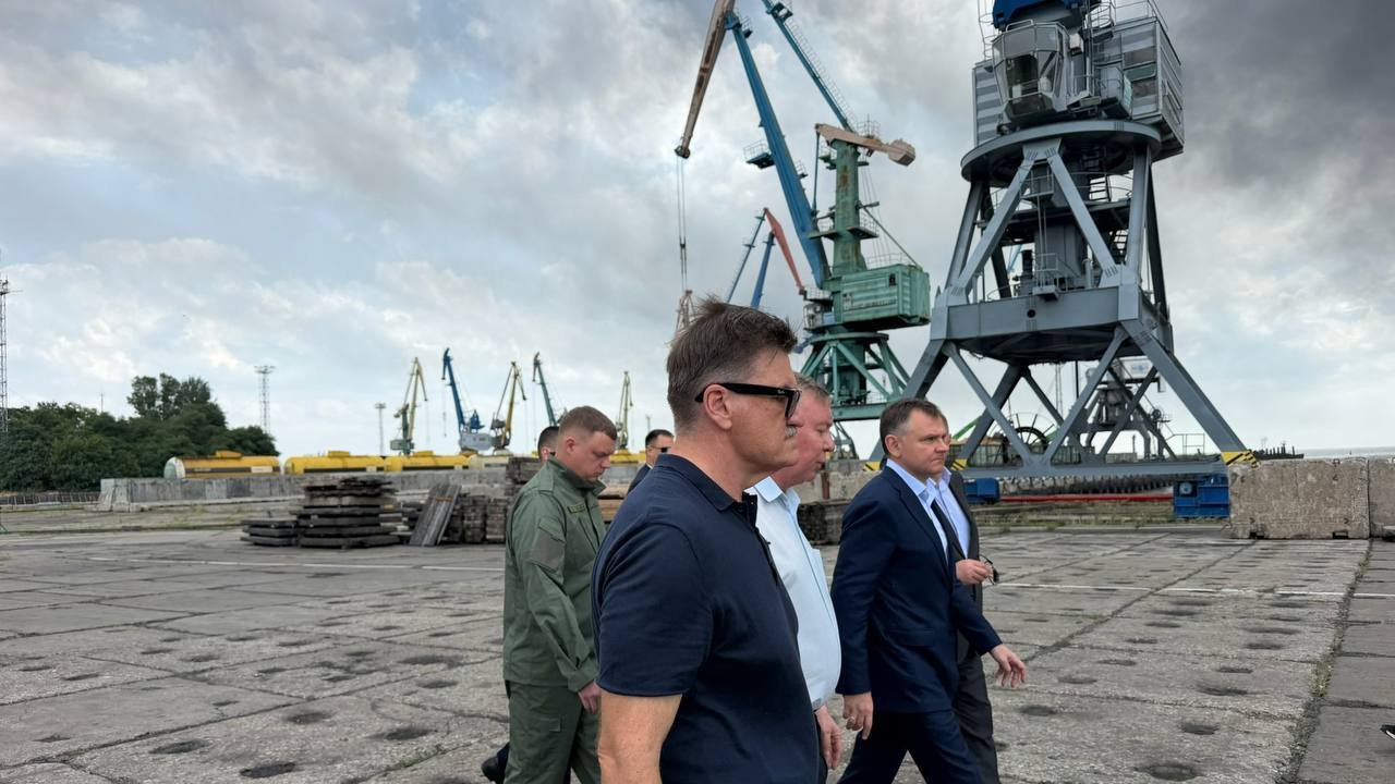 Зображення, що символізує морські операції в Азовському морі, спрямовані проти російських танкерів та логістичних суден