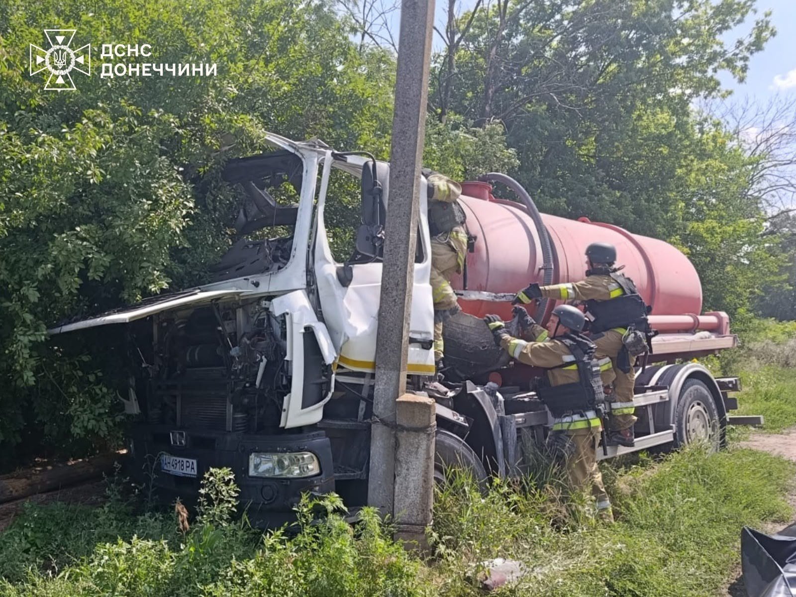 Зображення безпілотника, що символізує атаки РФ на українську цивільну інфраструктуру та транспортні засоби