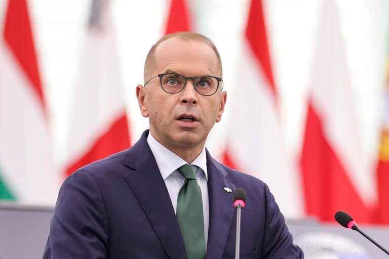 Зображення демонструє контекст публічних протестів в Україні, пов'язаних з рішеннями Президента та відставкою Міністра оборони Михайла Федорова